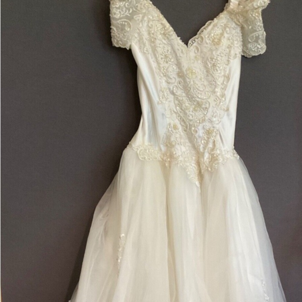 J &J Bridal Wedding Dress Ivory Sz
12 Beaded Tulle Off Shoulder